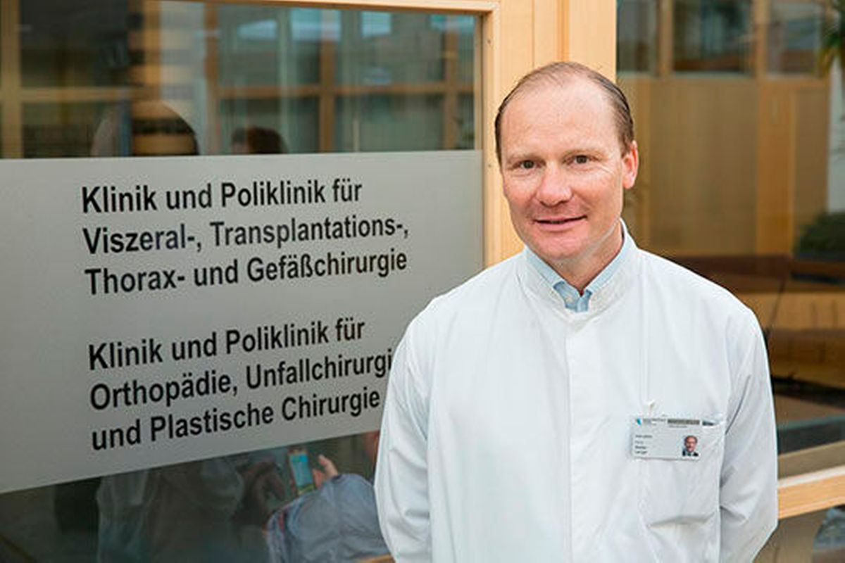 Prof. Stefan Langer, Leiter des Bereichs Plastische und Wiederherstellende Chirurgie am UKL, nutzt ein neues Verfahren bei Lympfstauungen. © Stefan Straube / UKL