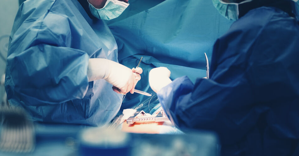 Verengte Aortenklappe: Herzklappenersatz per Katheter oder chirurgisch?